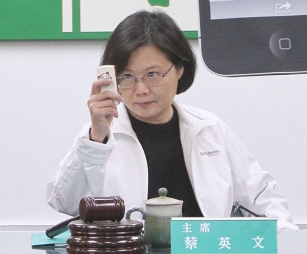 国民党一边借钱发薪水 一边辟谣大陆帮忙