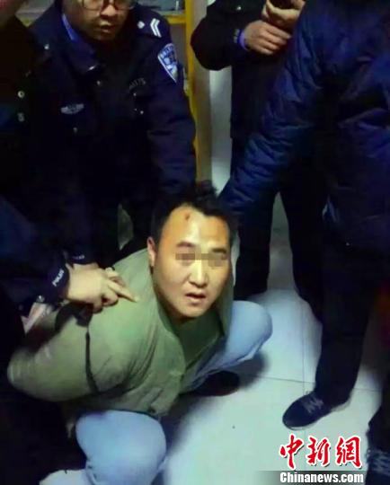 犯罪嫌疑人张某被警方抓获现场。 警方提供 摄