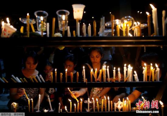 资料图：当地时间10月19日，泰国Song Khanong民众在Lat Pho公园举办烛光集会，悼念已逝国王普密蓬。