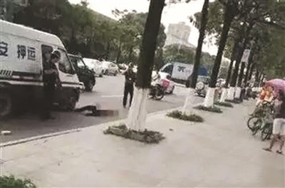押运员枪击砸车男,引发广泛关注。