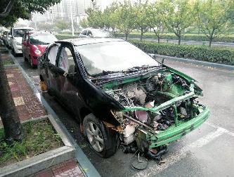 轮胎干瘪、车身生锈 僵尸车长年占道|华商报|交