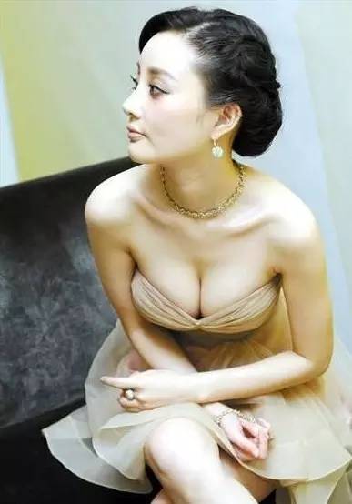 娱乐圈的“豪乳”担当,她们的车更豪