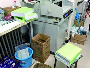 ��һ��У�ܱߵĸ�ӡ�����в��ٸ�ӡ�õĽ̲ġ�