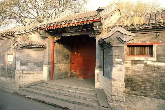 正文                  广亮大门仅次于王府大门,它是屋宇式大门的一