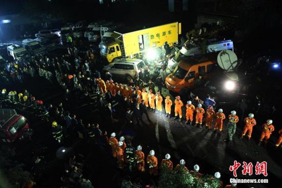 10月31日晚，重庆永川区煤矿瓦斯爆炸搜救人员分批下井进行救援。 中新社记者 陈超 摄