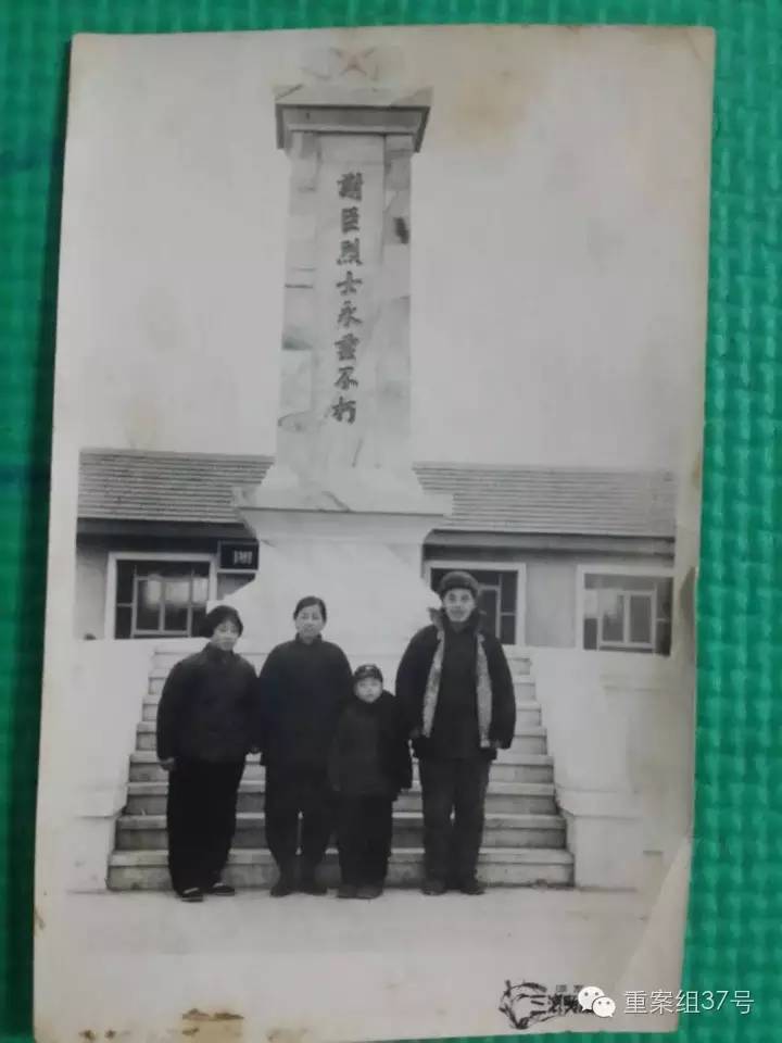 ▲谢臣家属在谢臣烈士纪念碑、纪念馆前合影留念。 家属供图
