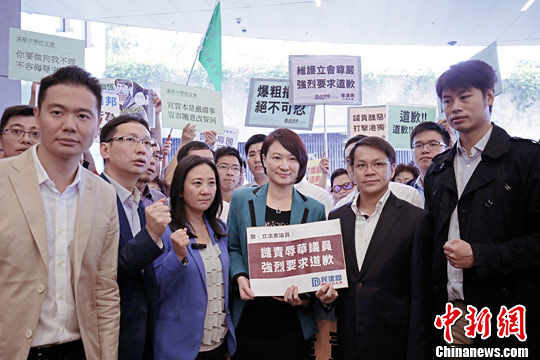 资料图:10月19日,香港立法会第一大政团——民主建港协进联盟(民建联)来到立法会示威区参加集会,抗议个别候任议员前一周就职宣誓时侮辱国家和民族。中新社记者 谭达明 摄