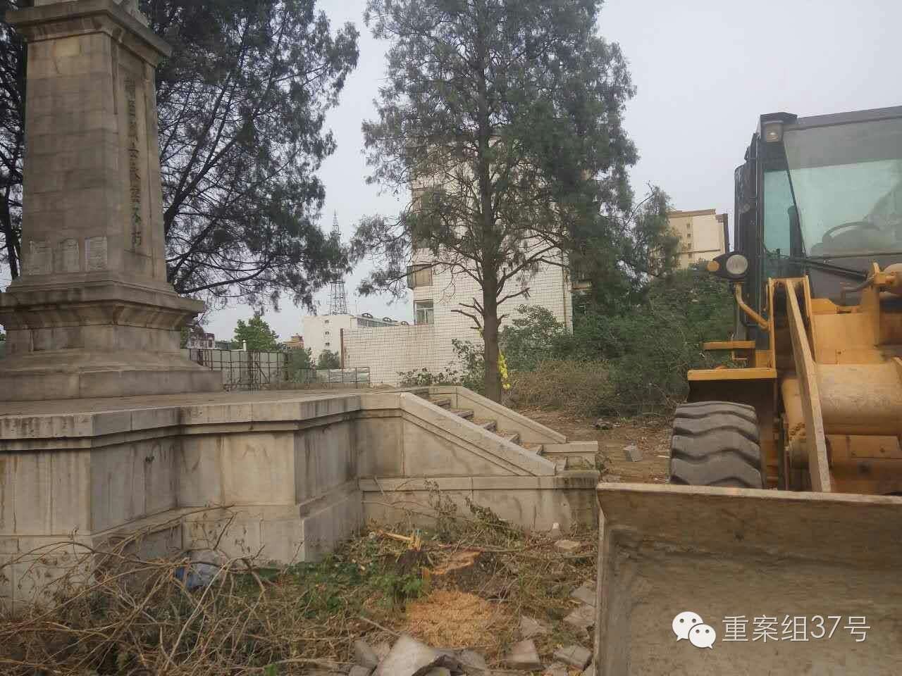 ▲保定东风公园谢臣纪念碑周围建筑已拆除。 家属供图