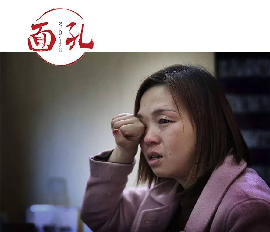 10月27日,洛阳,王娜娜的广告店内。王娜娜讲到自己的大学梦时,流下眼泪。 新京报记者 尹亚飞 摄