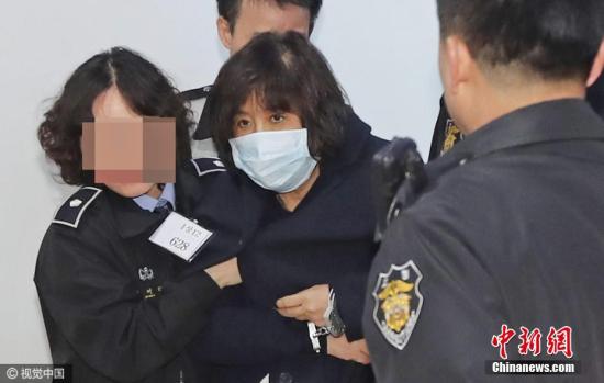 当地时间10月31日23时57分许，韩国检方紧急逮捕正在接受调查的“亲信干政”事件涉案人物崔顺实，并计划将其移交至首尔拘留所。图片来源：视觉中国