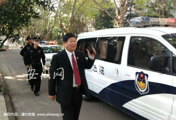 淮南市区两级法院上门堵老赖 躲避执行将被悬