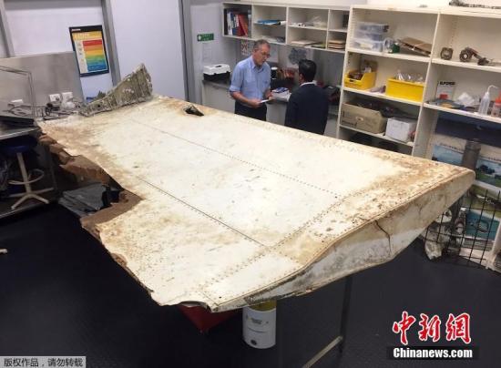  资料图：在坦桑尼亚发现的波音飞机777碎片，证实是马航MH370客机的残骸。