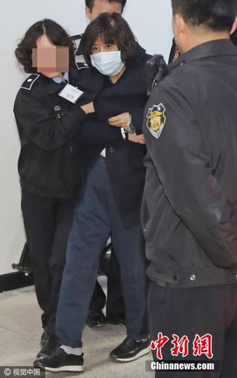 当地时间10月31日23时57分许，韩国检方紧急逮捕正在接受调查的“亲信干政”事件涉案人物崔顺实，并计划将其移交至首尔拘留所。图片来源：视觉中国