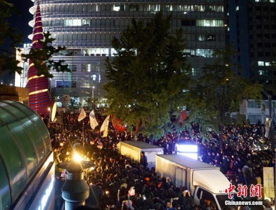 10月29日晚，近两万名韩国民众及民间团体人士在首尔市中心举行烛光集会，谴责“亲信干政事件”给韩国社会带来的不良影响，要求总统朴槿惠对此事负责。图为集会现场。中新社记者 吴旭 摄