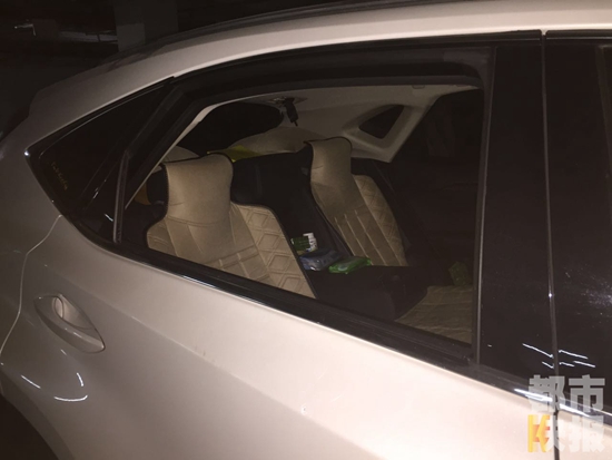曲江一小區(qū)一夜間6車被砸窗盜竊，監(jiān)控拍下賊影。