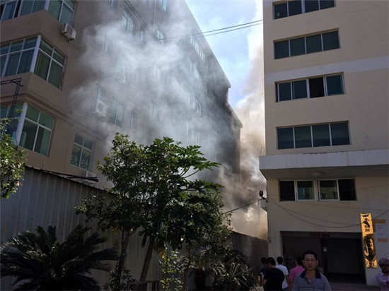 厂房发生火灾 官兵架设水枪灭火