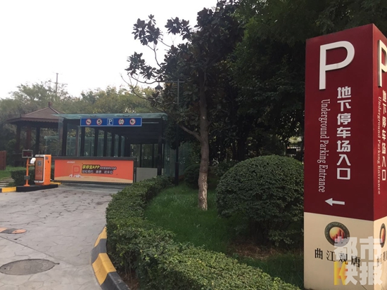曲江一小區(qū)一夜間6車被砸窗盜竊，監(jiān)控拍下賊影。