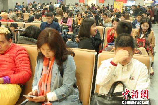 受大雾天气影响，大量旅客滞留机场。 吕俊明 摄