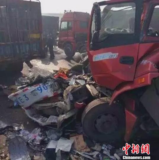 邢汾高速公路因团雾，发生9起交通事故，致2死6伤，故事现场。 现场司机提供 摄