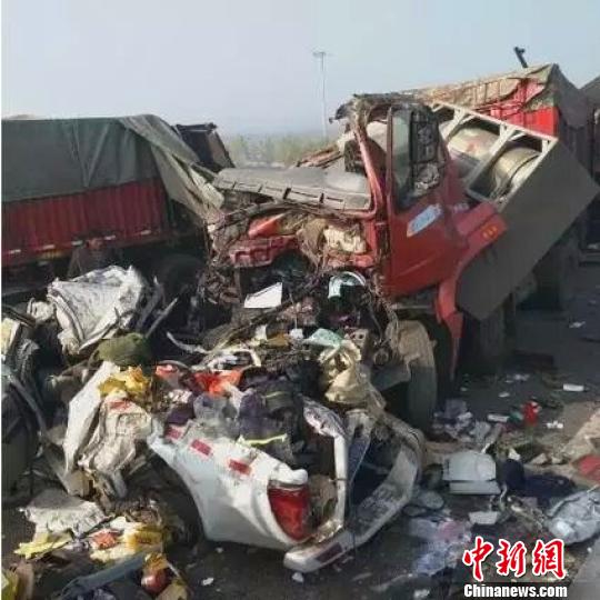 　邢汾高速公路因团雾，发生9起交通事故，致2死6伤，故事现场。 现场司机提供 摄