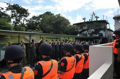  10月26日，云南省公安边防总队水上支队从老挝孟莫返航，分别时，与老挝军方互敬军礼。受访者供图
