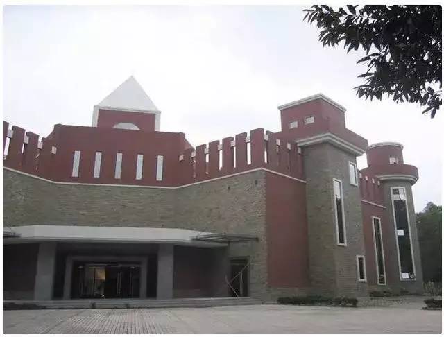 城里人泡妞靠装逼,村里人开豪车泡村花!中国第