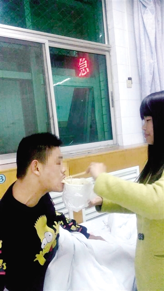 王秀娟给醒来的男子喂饭