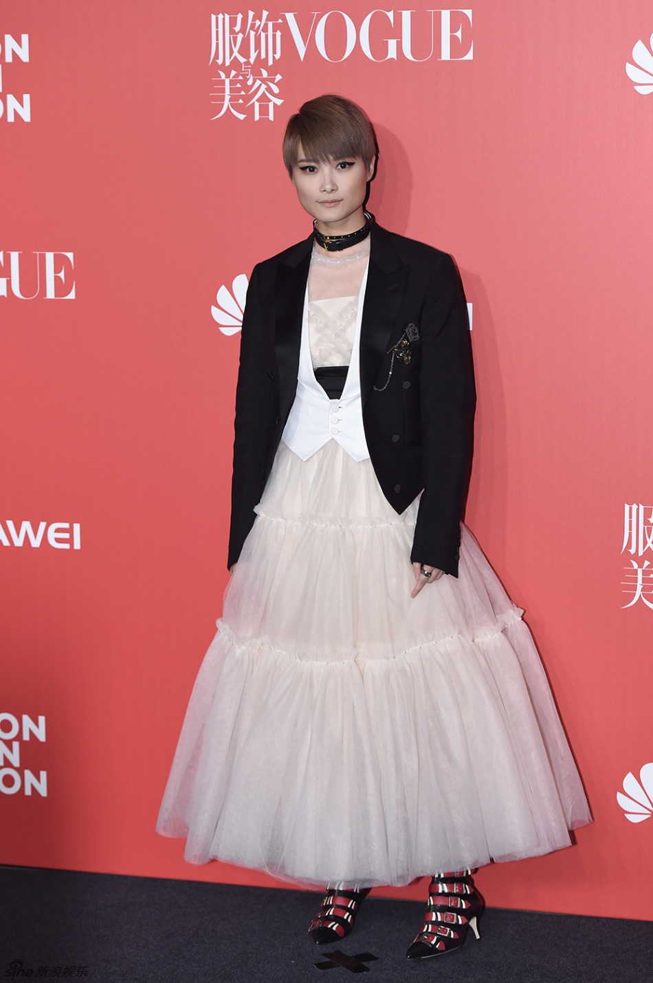 范冰冰的帽子厉害了!杨幂唐嫣娜扎同台谁更美?