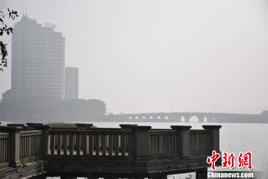 武汉水果湖边，远方建筑物被大雾笼罩 马芙蓉 摄