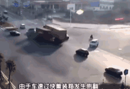 曾经在泉州晋江市紫帽镇 发生一起交通事故 在大货车侧翻压下来的一