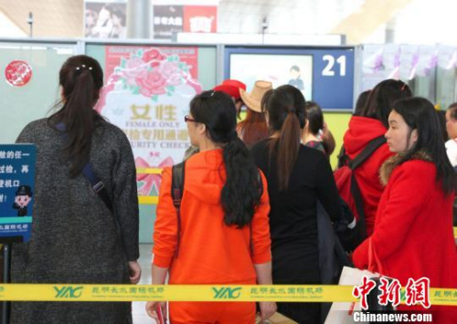 图为昆明机场女性旅客安检专用通道。 史广林 摄