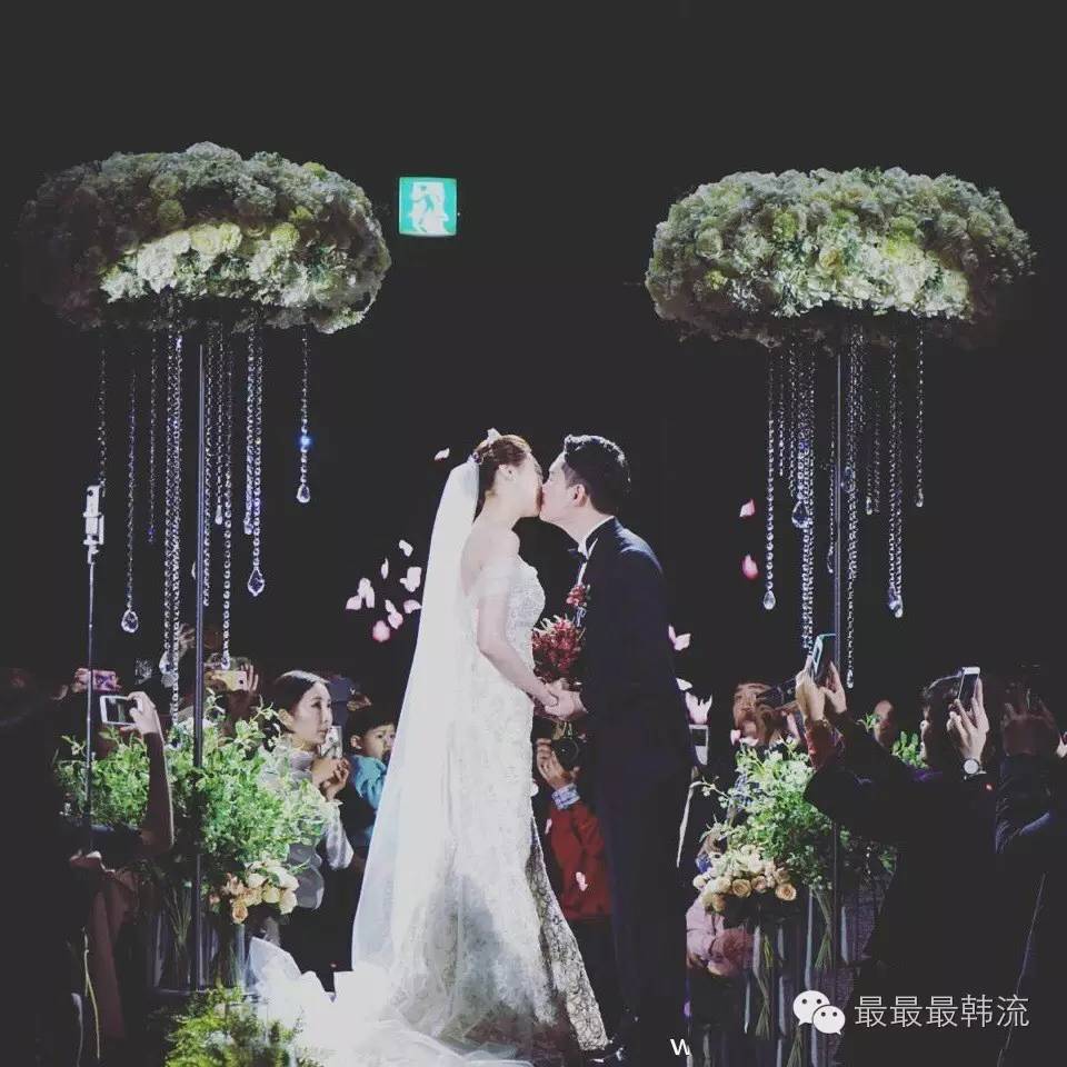 郑允浩参加妹妹婚礼泪目 昌珉贴心帮捂眼|允浩