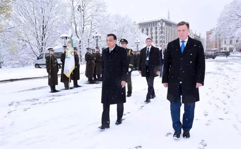 当日上午，拉脱维亚首都里加漫天飞雪，拉总理库钦斯基斯在纪念碑广场举行隆重仪式欢迎来访的李克强总理。
