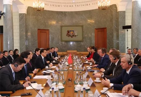 国务院总理李克强在里加总理府同拉脱维亚总理库钦斯基斯举行会谈。