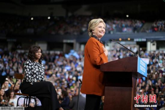 当地时间2016年10月27日，美国北卡罗莱纳州温斯顿萨勒姆，美国民主党候选人希拉里举行竞选集会，美第一夫人米歇尔助阵。