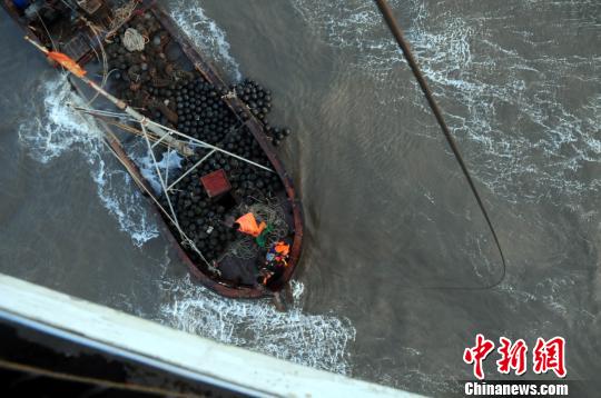 救援直升机飞抵遇险养殖船上空。 谈俊 摄