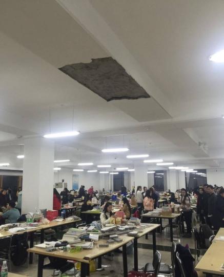 哈尔滨学院图书馆突发墙皮脱落致一名学生被砸伤 网友提供 摄