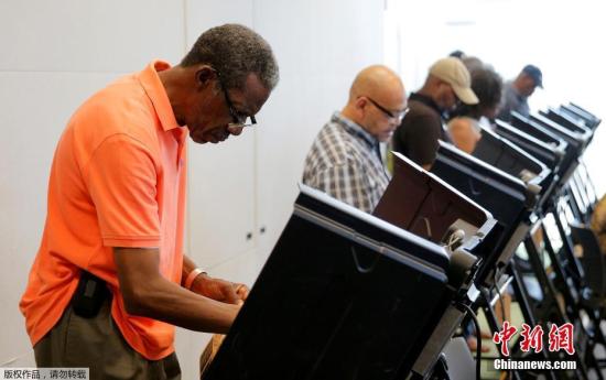 当地时间10月20日，美国北卡罗来纳州开启大选提前投票，当地民众排队前往投票站投票。