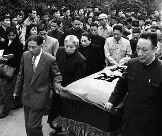 揭秘鲁迅后事:灵桌上放着笔纸和墨水