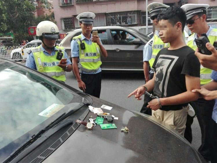 海口美兰交警查获一起涉嫌涉毒携枪毒驾案件。海南日报记者 良子 摄