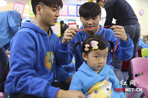 两位男老师手笨了点,速度慢了点,却很耐心,何湘湘小朋友也很期待自己的发型。