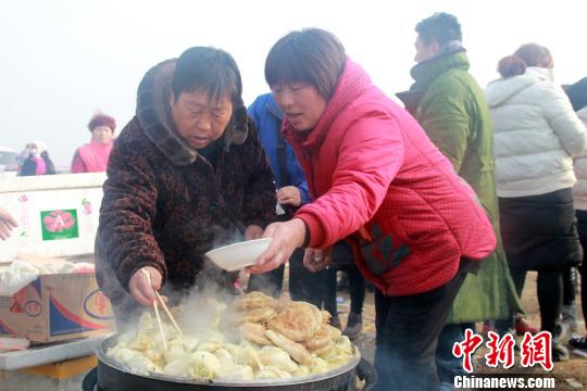 当地村民自发赶来，为救援人员准备早餐和午餐。 吕子豪 于俊亮 摄
