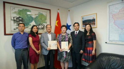 巡讲团向中国驻巴拿马代表处王卫华代表介绍基金会和中山市