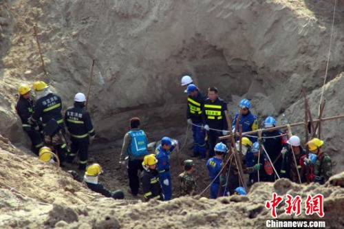 10日14时许，河北蠡县中孟尝村男童坠落枯井救援现场。 于俊亮 摄
