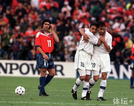 1998年世界杯的巴乔和卡西拉奇。
