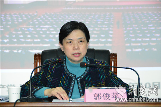 省委宣讲团成员,省直机关工委常务副书记郭俊苹作宣讲报告.