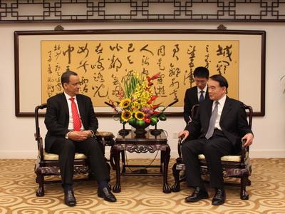 外交部副部长李保东会见联合国秘书长也门问题