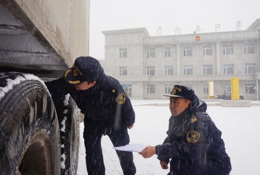 吉林省延边地区迎来入冬以来首次降雪,长春海关隶属延吉海关下辖的