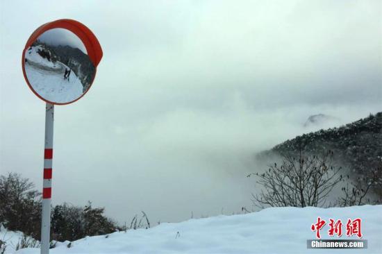  11月9日，湖北省五峰土家族自治县大部分地区出现雨雪天气，局部地区大雪。严晓冬 摄