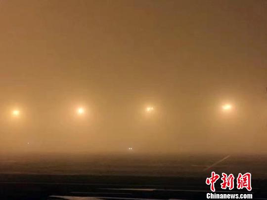 11月10日，乌鲁木齐国际机场受大雾影响，进港4班备降克拉玛依、吐鲁番机场。 胡剑 摄